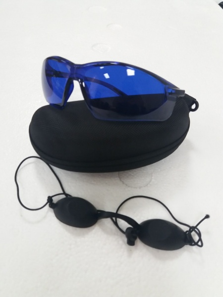 Комплект: профессиональные защитные очки для лазерной эпиляции (синие) + очки пациента_1